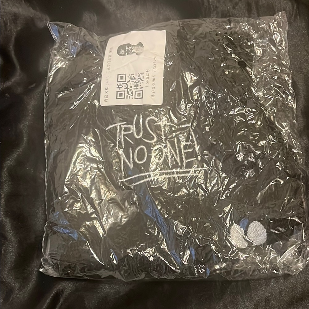 Black "Trust No One" Men's Apparel